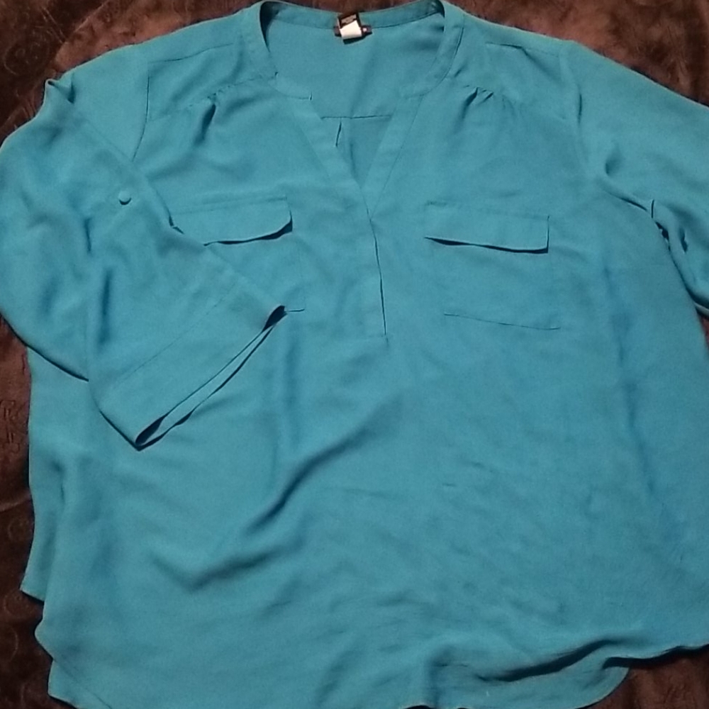 🍬Torrid roll tab sleeve top size 2